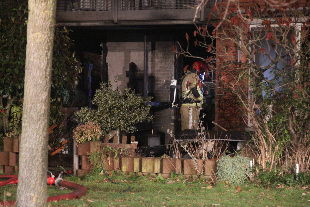 Grote brand verwoest twee woningen