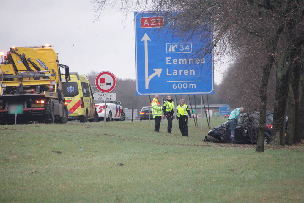 Auto raakt van de snelweg af en knalt tegen boom