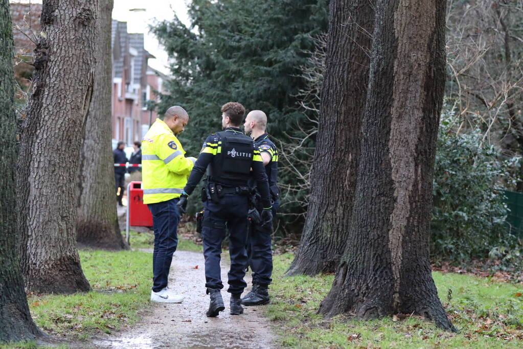 Overleden persoon aangetroffen na melding van overval, persoon aangehouden