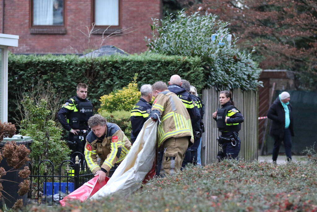 Overleden persoon aangetroffen na melding van overval, persoon aangehouden