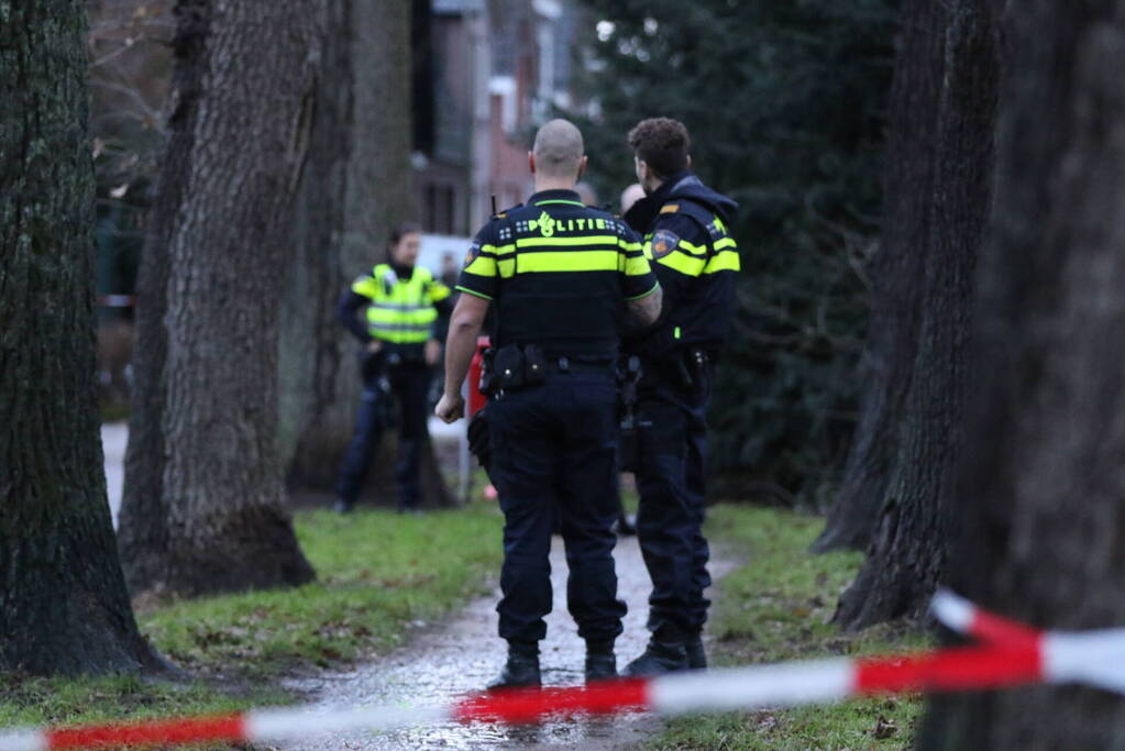 Overleden persoon aangetroffen na melding van overval, persoon aangehouden