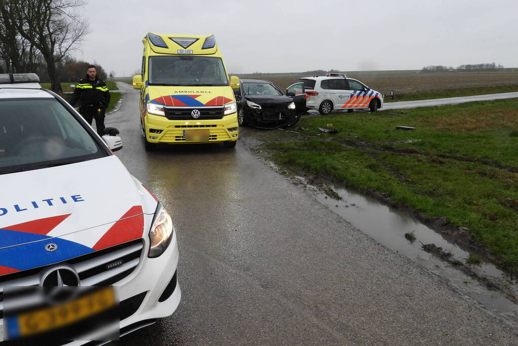 Flinke schade en voertuig te water na aanrijding