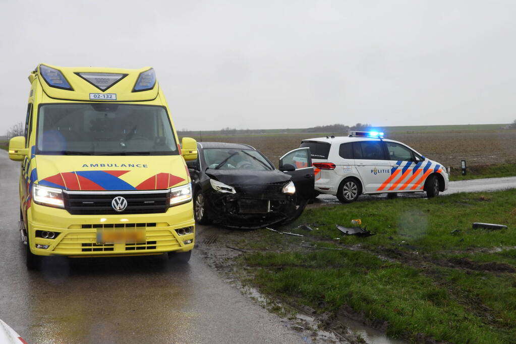 Flinke schade en voertuig te water na aanrijding