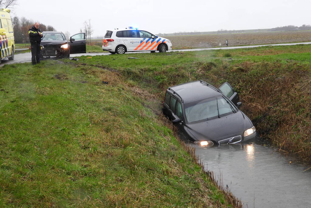 Flinke schade en voertuig te water na aanrijding