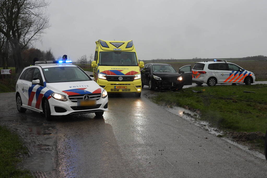 Flinke schade en voertuig te water na aanrijding
