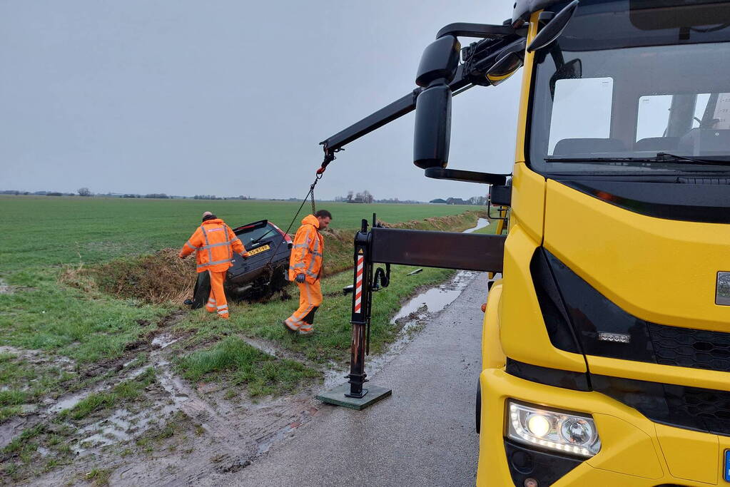 Flinke schade en voertuig te water na aanrijding