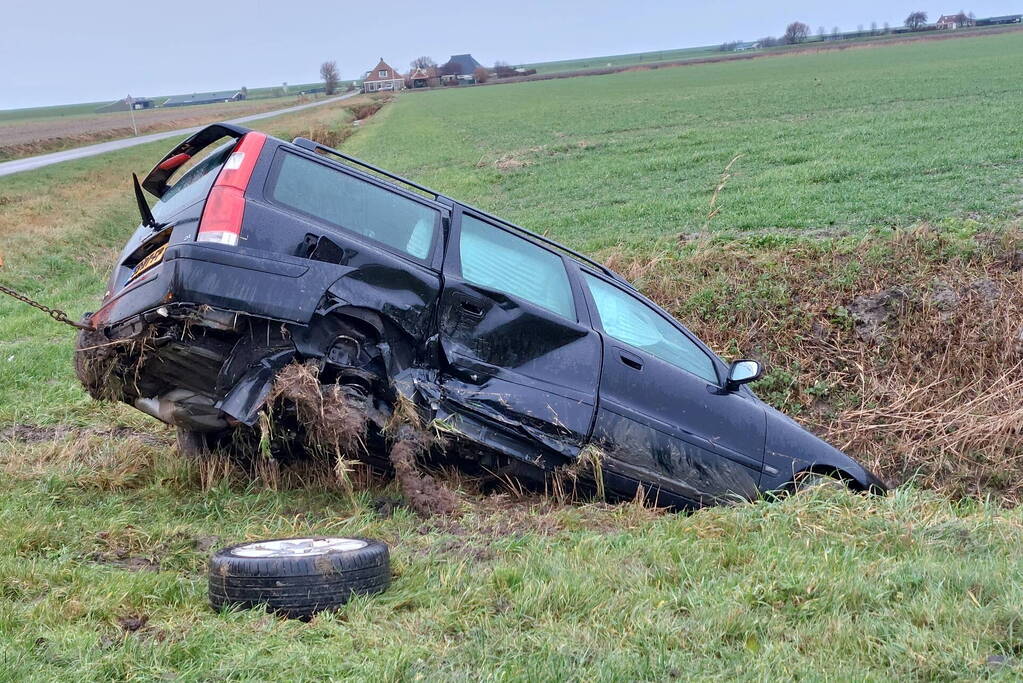 Flinke schade en voertuig te water na aanrijding