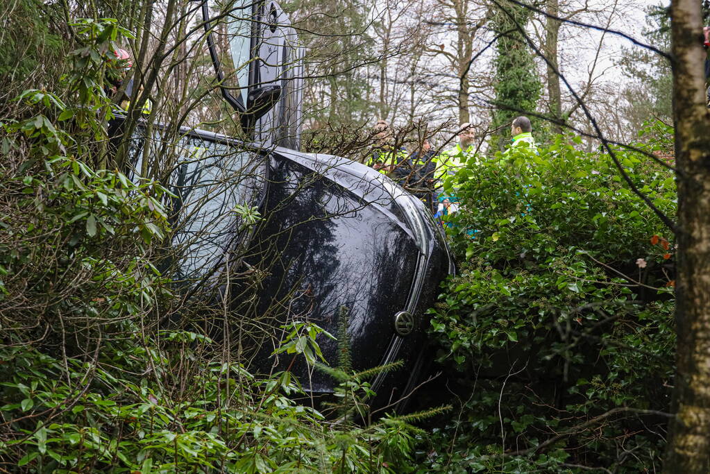 Auto raakt van de weg voor spoedeisende hulp