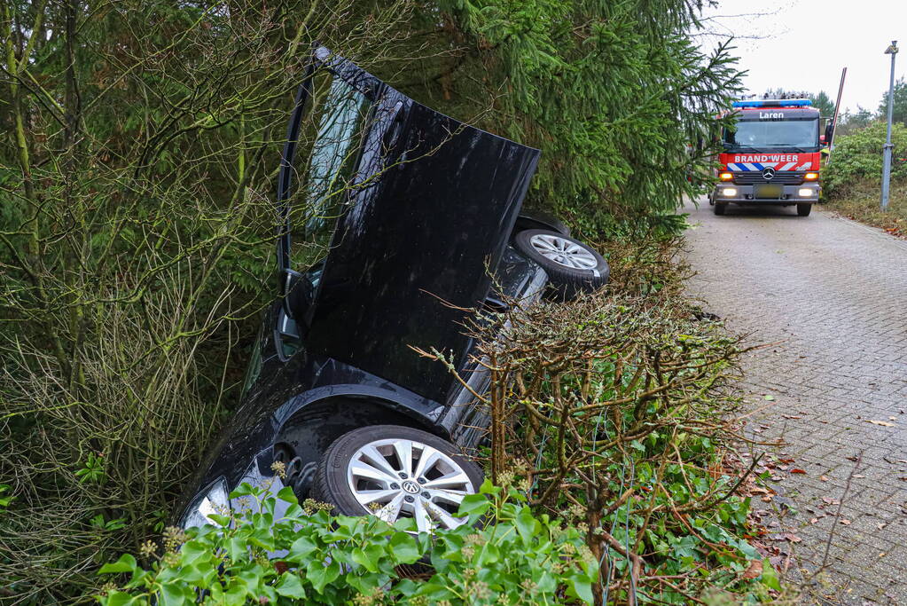 Auto raakt van de weg voor spoedeisende hulp