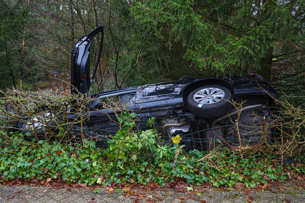 Auto raakt van de weg voor spoedeisende hulp