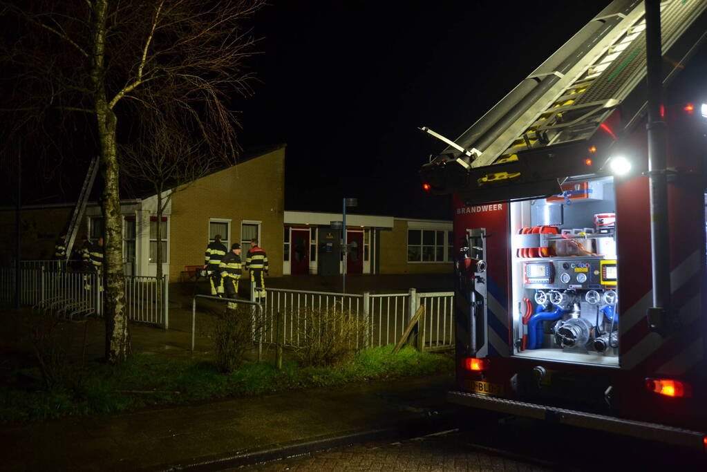 Mogelijk brand op dak van school