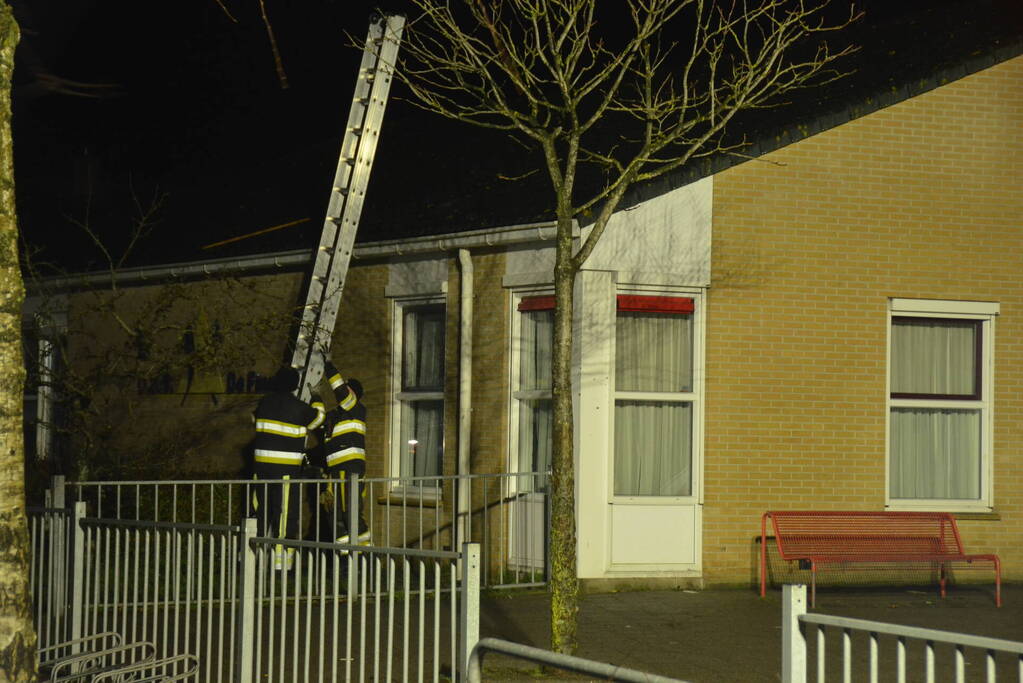 Mogelijk brand op dak van school