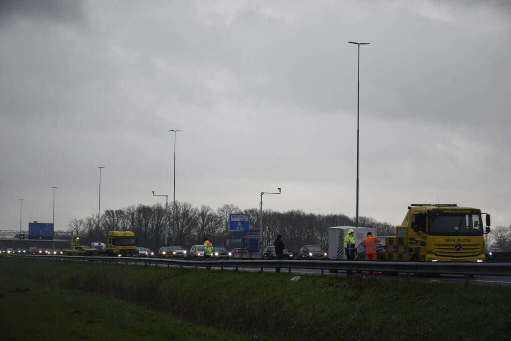 Auto met aanhanger geschaard op snelweg