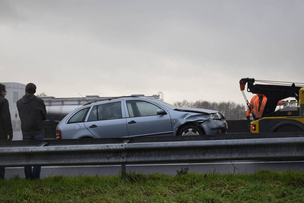 Auto met aanhanger geschaard op snelweg