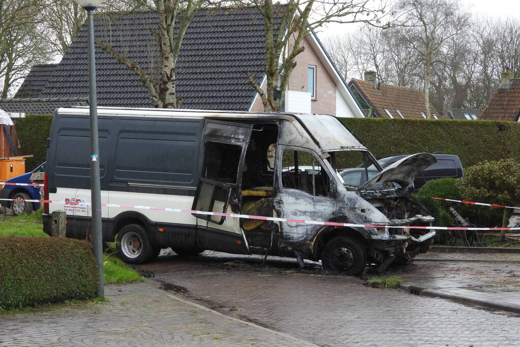 Bestelbus zwaar beschadigd door brand, vermoedelijk brandstichting