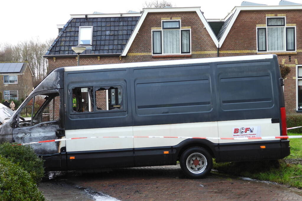 Bestelbus zwaar beschadigd door brand, vermoedelijk brandstichting
