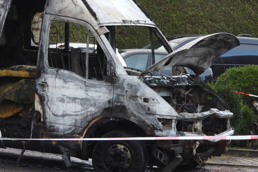 Bestelbus zwaar beschadigd door brand, vermoedelijk brandstichting