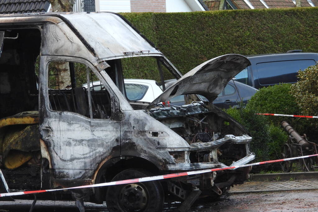 Bestelbus zwaar beschadigd door brand, vermoedelijk brandstichting