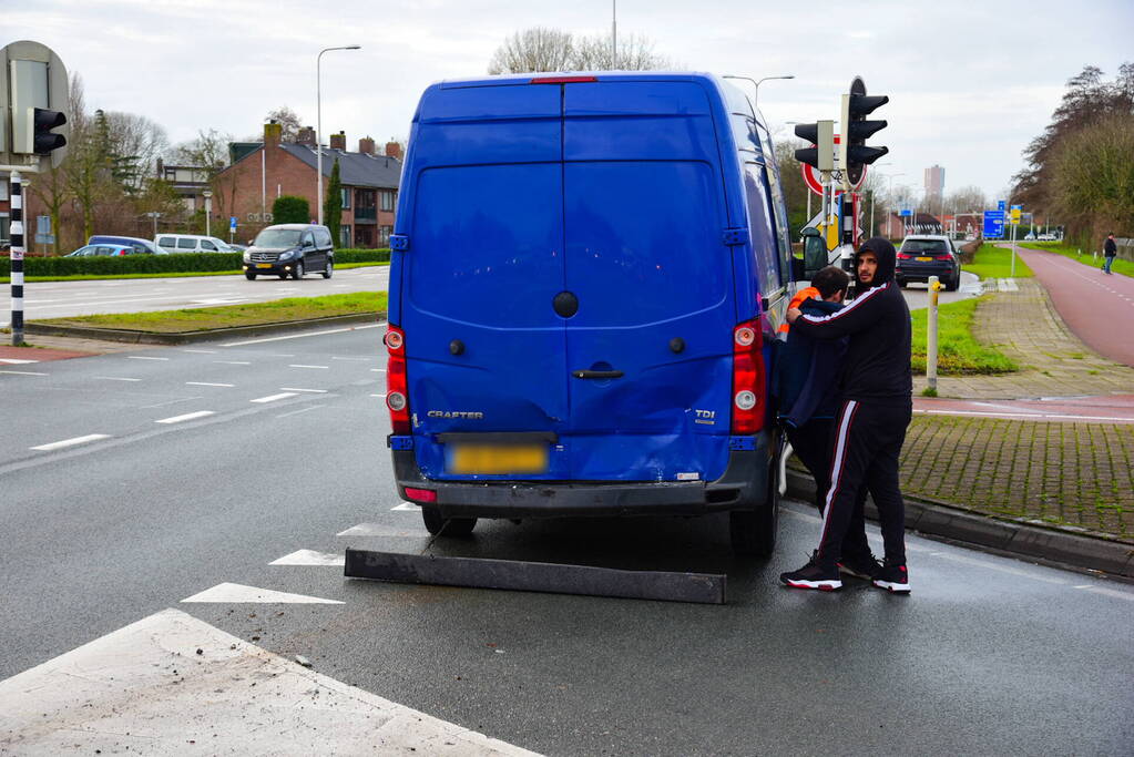 Aanhouding na ongeval tussen auto en bestelbus