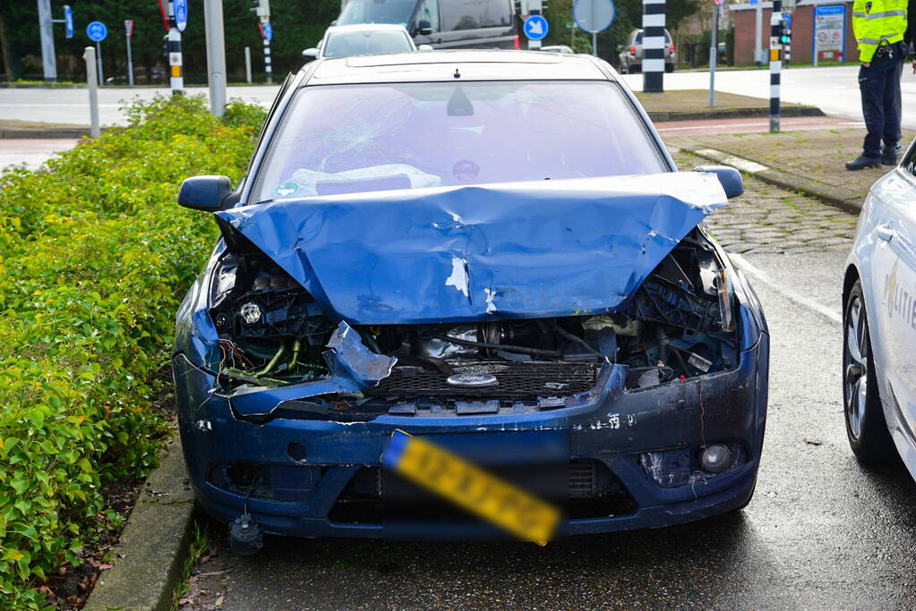 Aanhouding na ongeval tussen auto en bestelbus