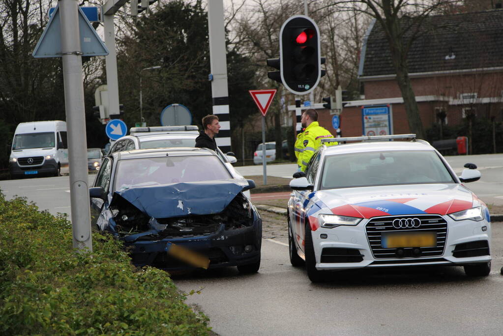 Aanhouding na ongeval tussen auto en bestelbus