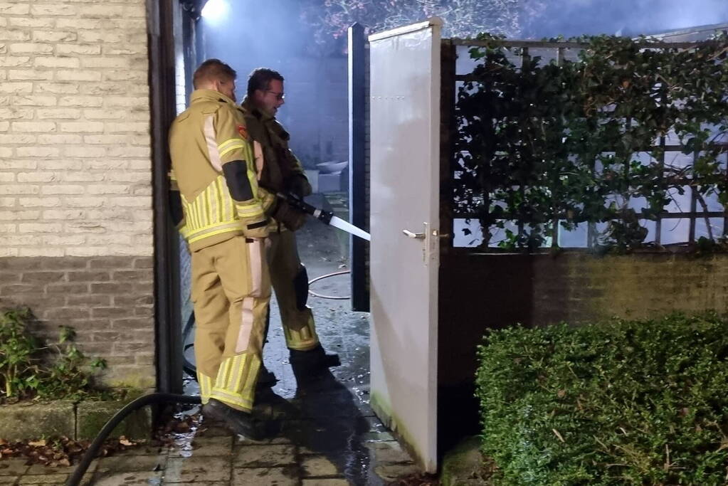 Kliko's in brand in achtertuin van woning