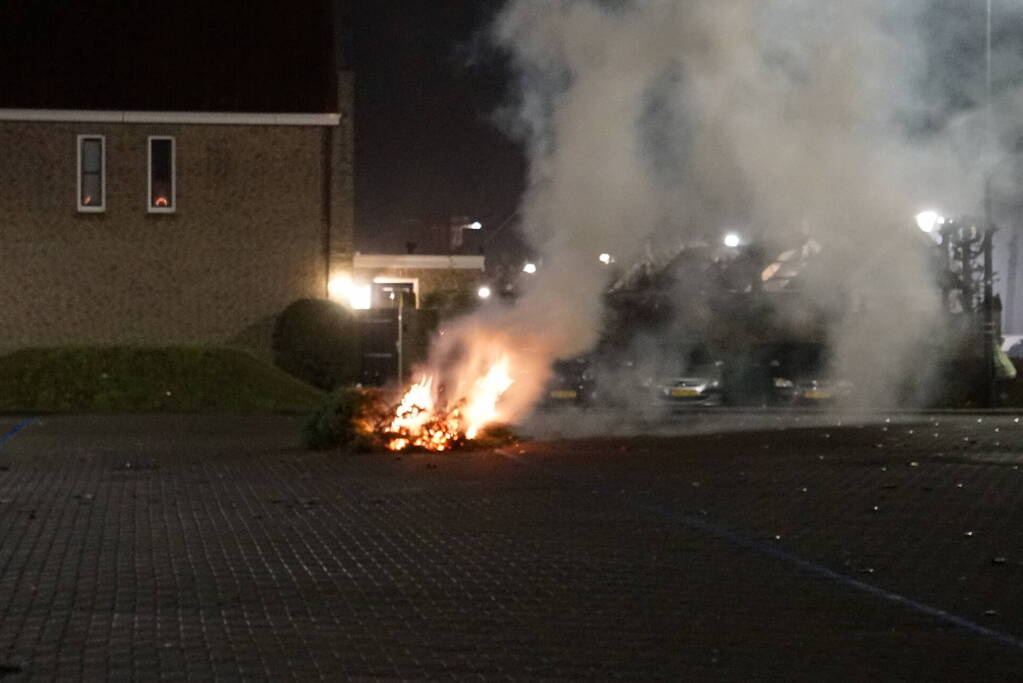 Kerstbomen in brand gestoken