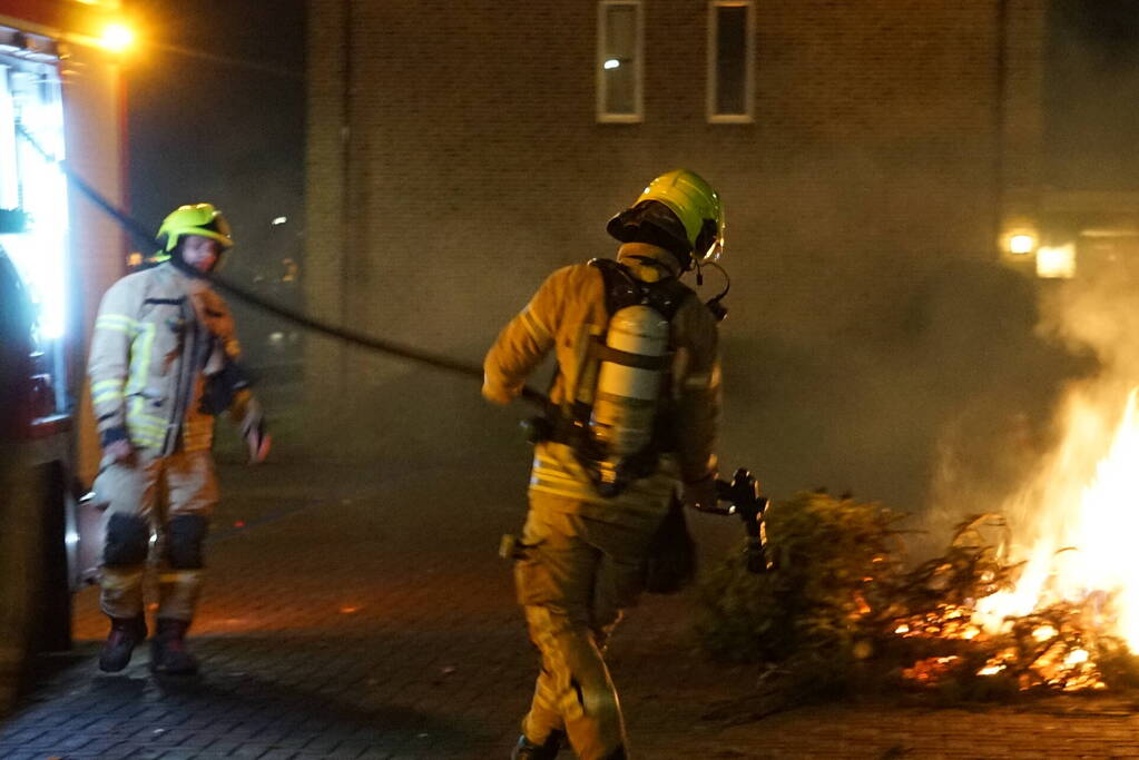 Kerstbomen in brand gestoken