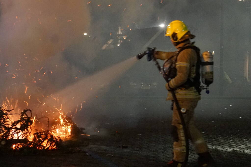 Kerstbomen in brand gestoken