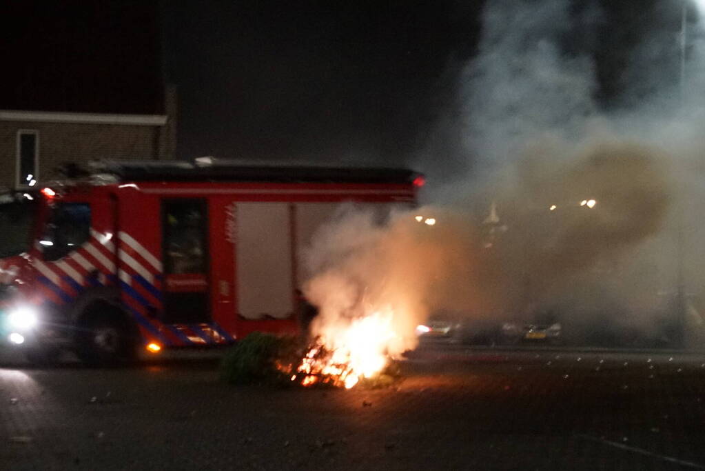 Kerstbomen in brand gestoken