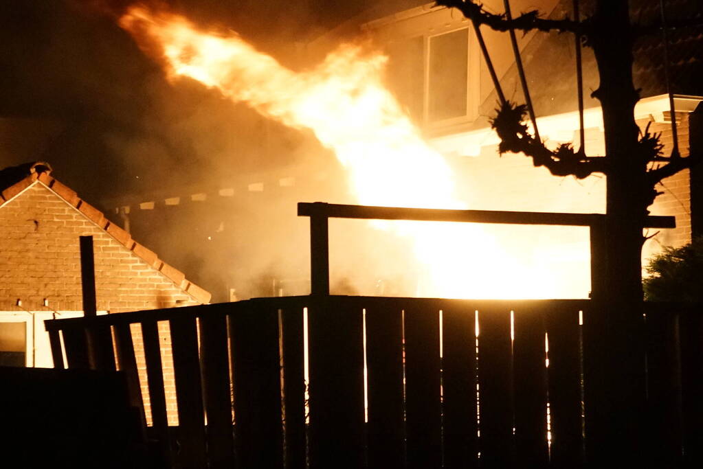 Metershoge vlammen tegen gevel bij buitenbrand