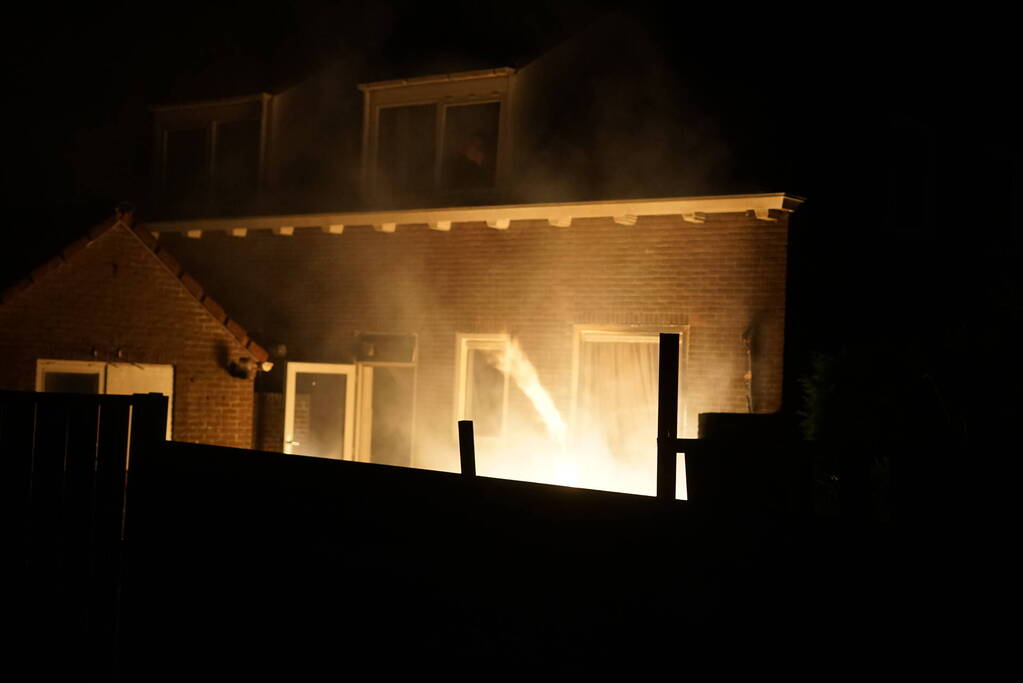 Metershoge vlammen tegen gevel bij buitenbrand