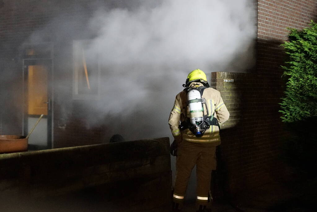 Metershoge vlammen tegen gevel bij buitenbrand