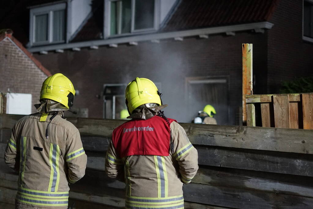 Metershoge vlammen tegen gevel bij buitenbrand