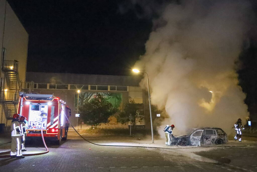 Personenwagen op parkeerplaats Monkey Town verwoest