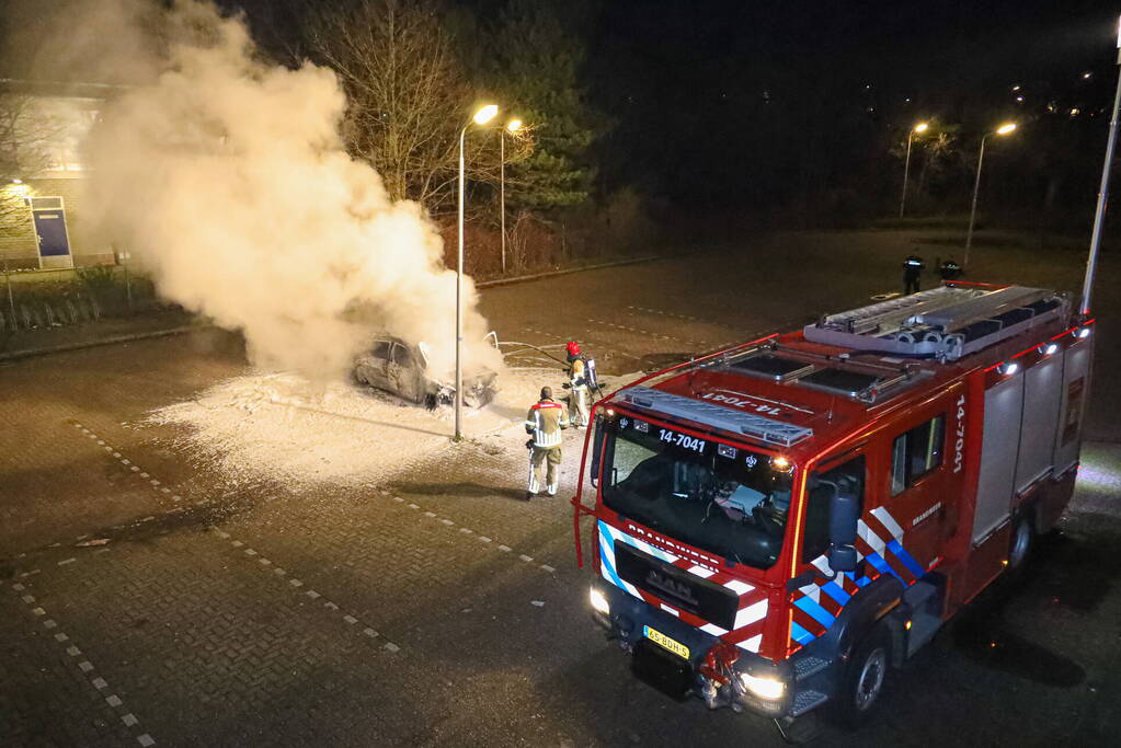 Personenwagen op parkeerplaats Monkey Town verwoest
