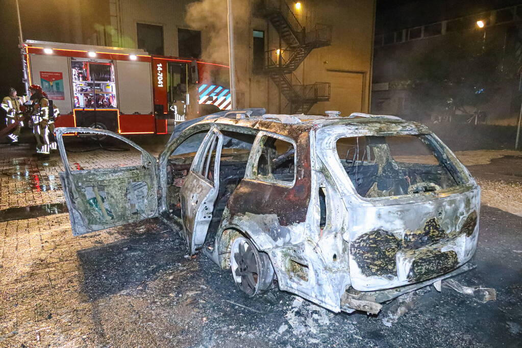 Personenwagen op parkeerplaats Monkey Town verwoest