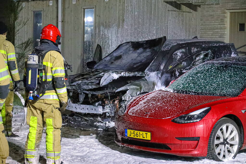 Vuur verwoest auto op oprit