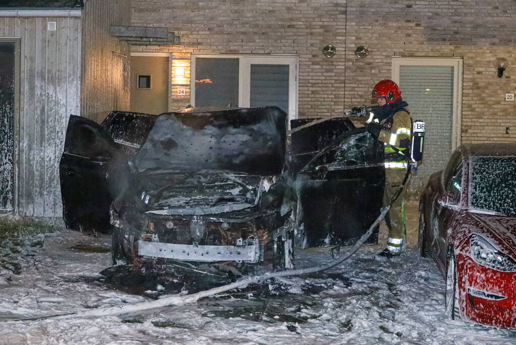 Vuur verwoest auto op oprit