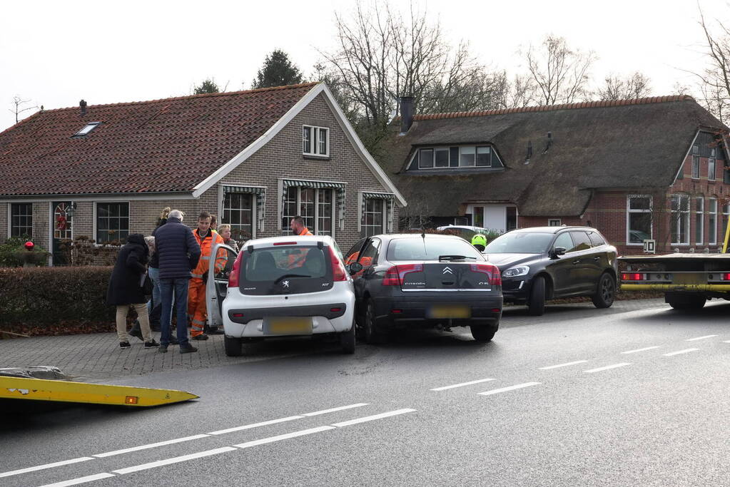 Twee voertuigen botsen op elkaar