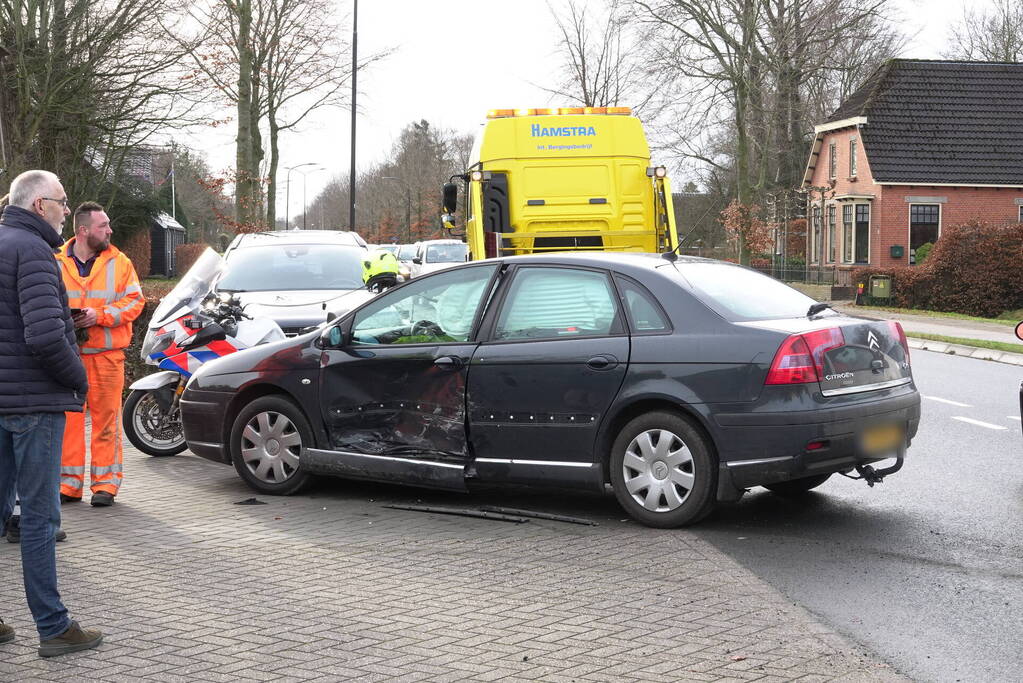 Twee voertuigen botsen op elkaar