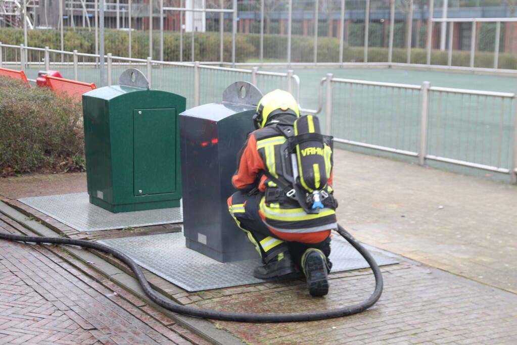 Brandweer blust brand in ondergrondse container