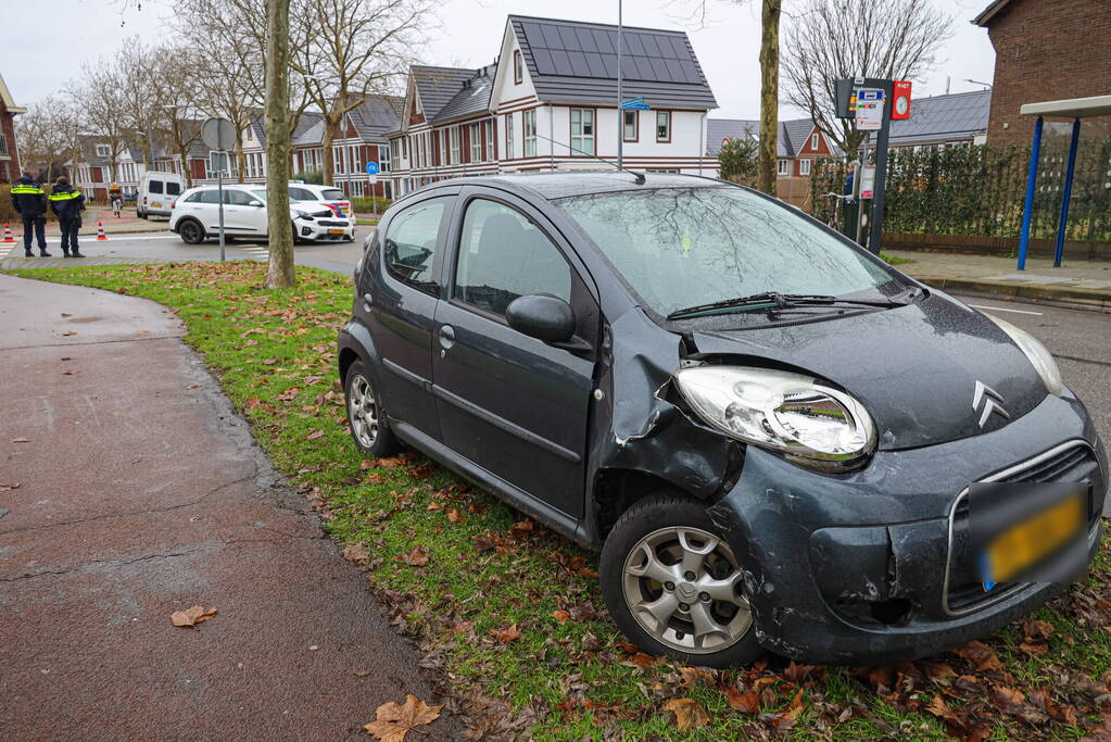 Twee personenwagens botsen op kruising
