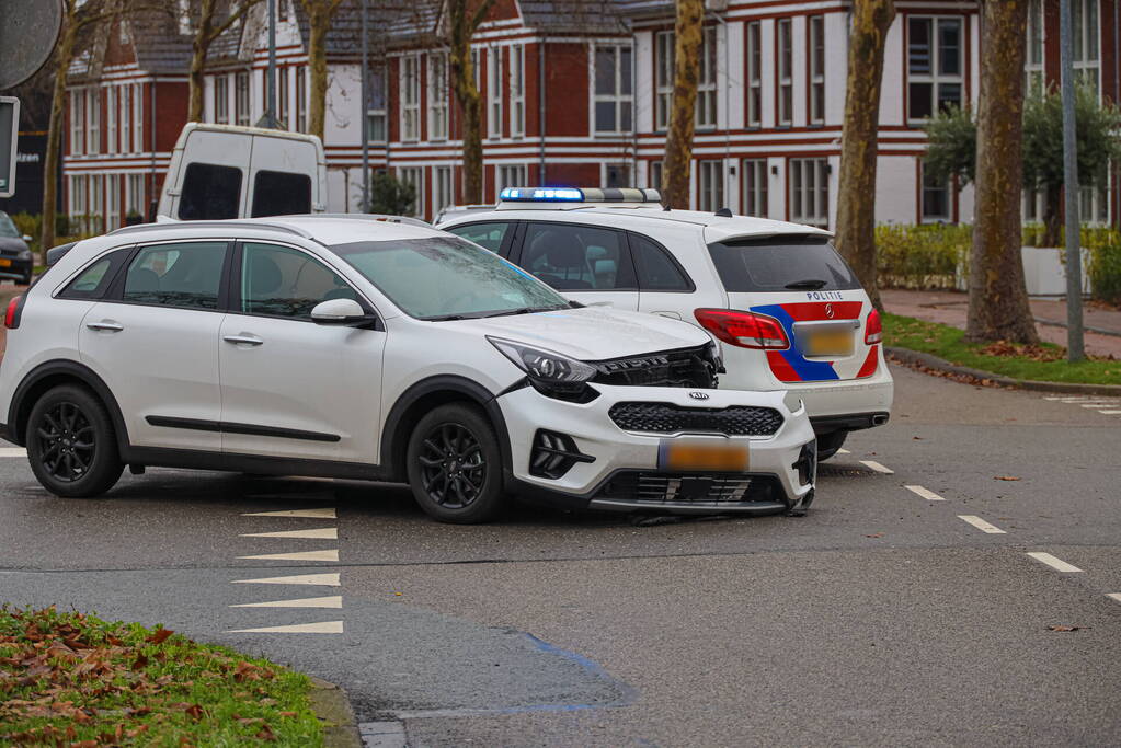 Twee personenwagens botsen op kruising