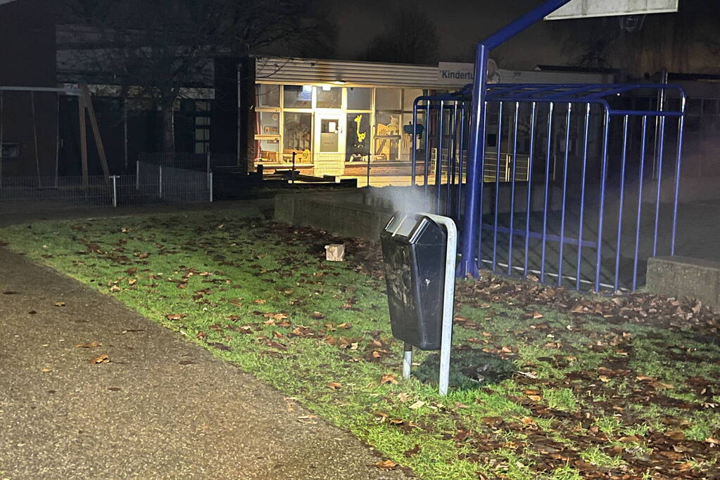 Brandweer ingezet voor brandende prullenbak