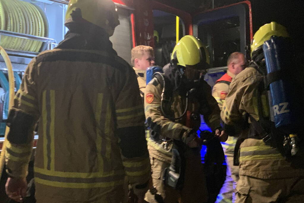 Container uitgebrand achter schuren