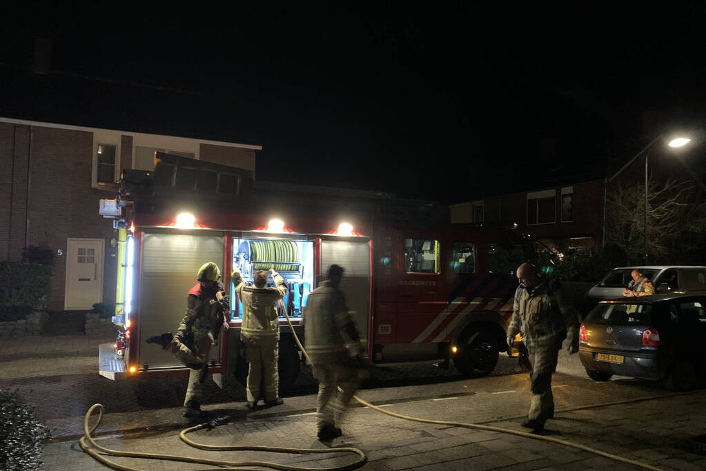 Container uitgebrand achter schuren