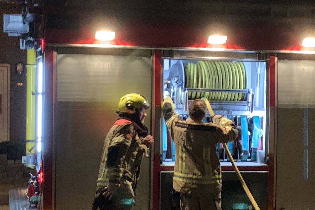 Container uitgebrand achter schuren