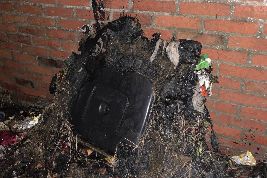 Container uitgebrand achter schuren