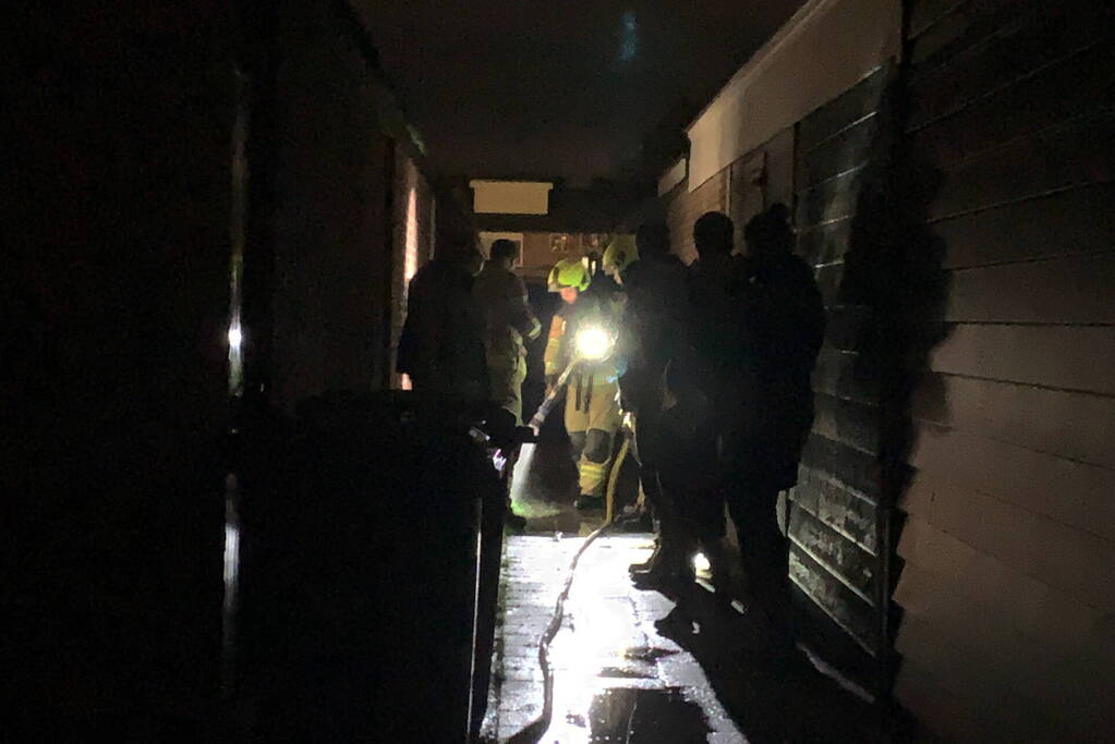 Container uitgebrand achter schuren